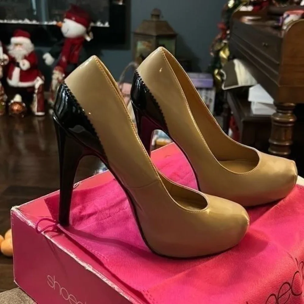 ShoeDazzle High‎ Heels Womens Size 6.5 Beige/Black